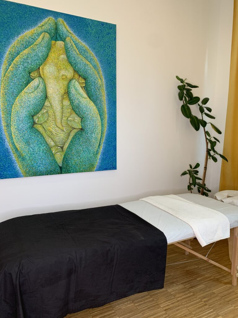 Massage-Zimmer mit entspannender Atmosphäre