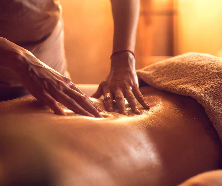 Anwendung von Massageöl zur tiefen Entspannung bei der Heilpraktikermassage Berlin.